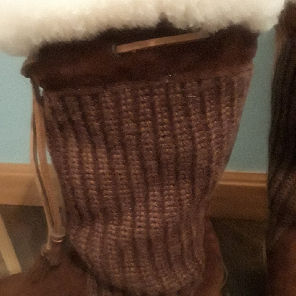 (SOLD) Ugg boots - Picture 3 of 8